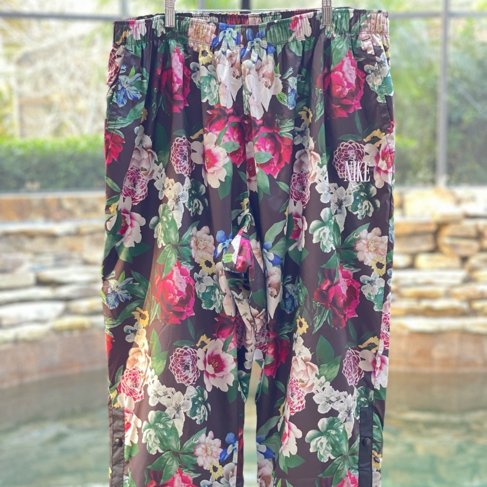 NIKE WOMEN’S SPORTSWEAR FLORAL PRINT WOVEN PANTS [DC0253-010]